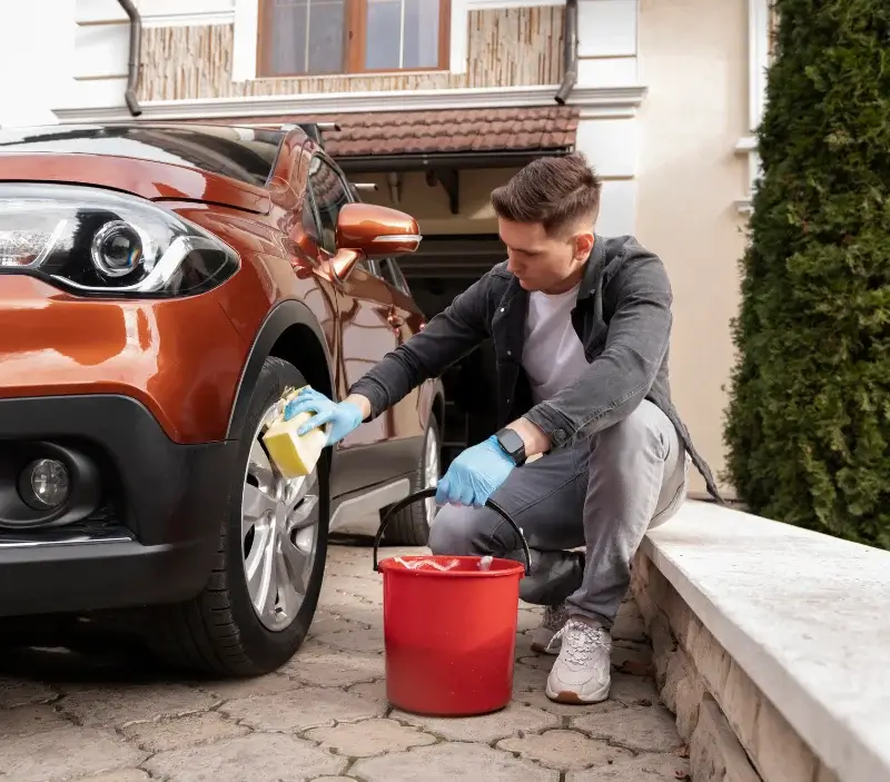 Lavage auto à domicile Saint-Aubin-des-Bois : professionnel intervenant sur un véhicule